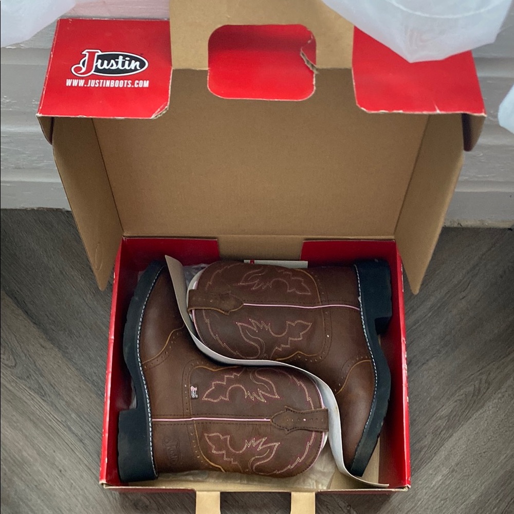 Justin women’s cowboy boot size 10.5 

GEMMA 8" WESTERN BOOT